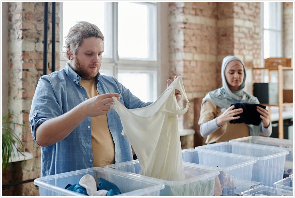 의류수거함에 옷을 버리기 전, 반드시 확인해야 할 기증 정보