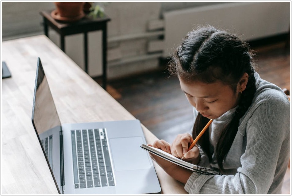 시력 보호와 집중력, 초등 공부방 조명으로 완성!