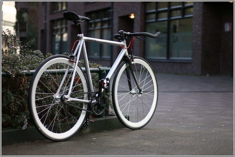 바퀴 수명 결정하는 레일 바퀴 관리 핵심 노하우