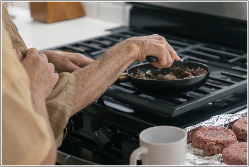 하락하는 유가, 기회 잡는 투자와 소비 인사이트