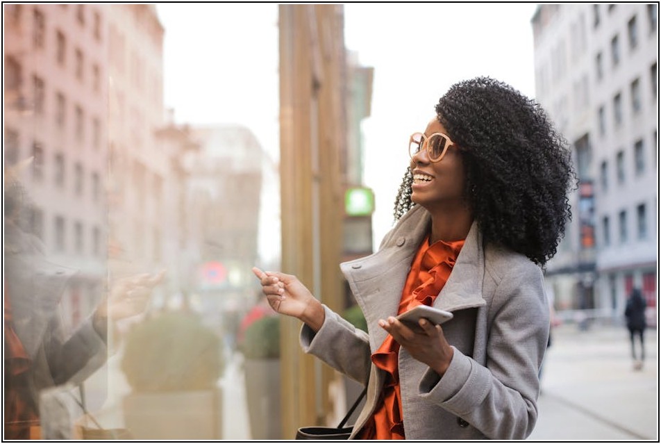 공간을 넓고 밝게, 거울 스티커 활용 인테리어 팁