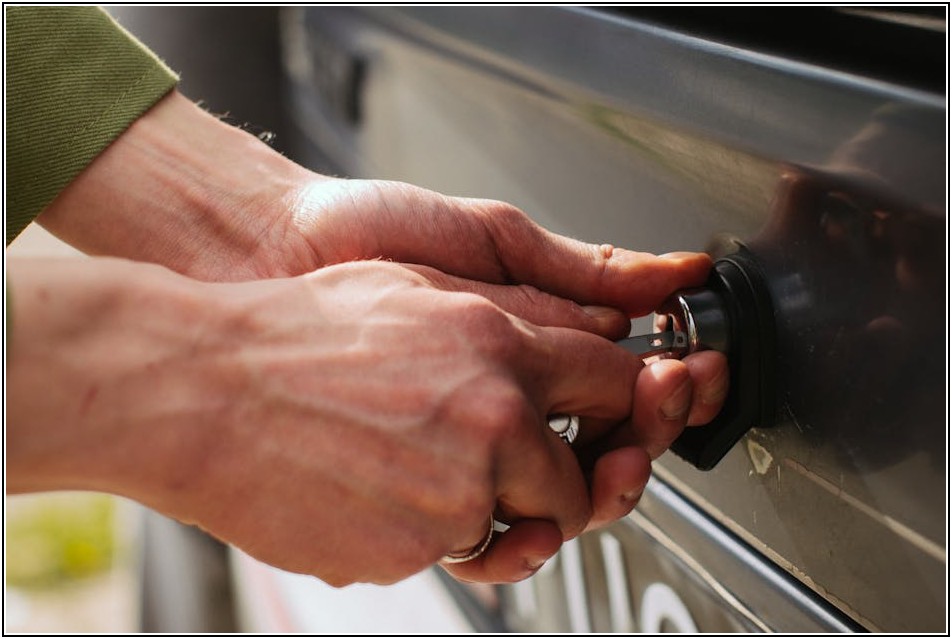 출입문 스티커, 시선 사로잡는 디자인 비결