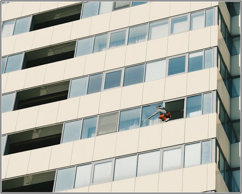 깔끔한 창문, 직접 할까 전문가 맡길까? 비용 및 효율 분석