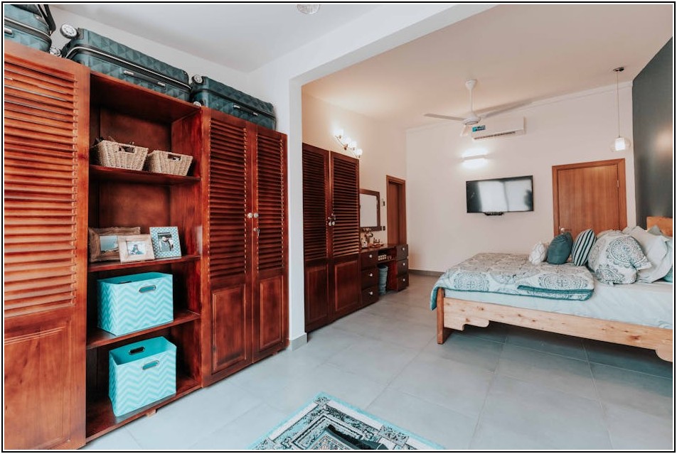 숨 막히는 배선은 이제 그만! 벽걸이 TV 선반 설치 팁