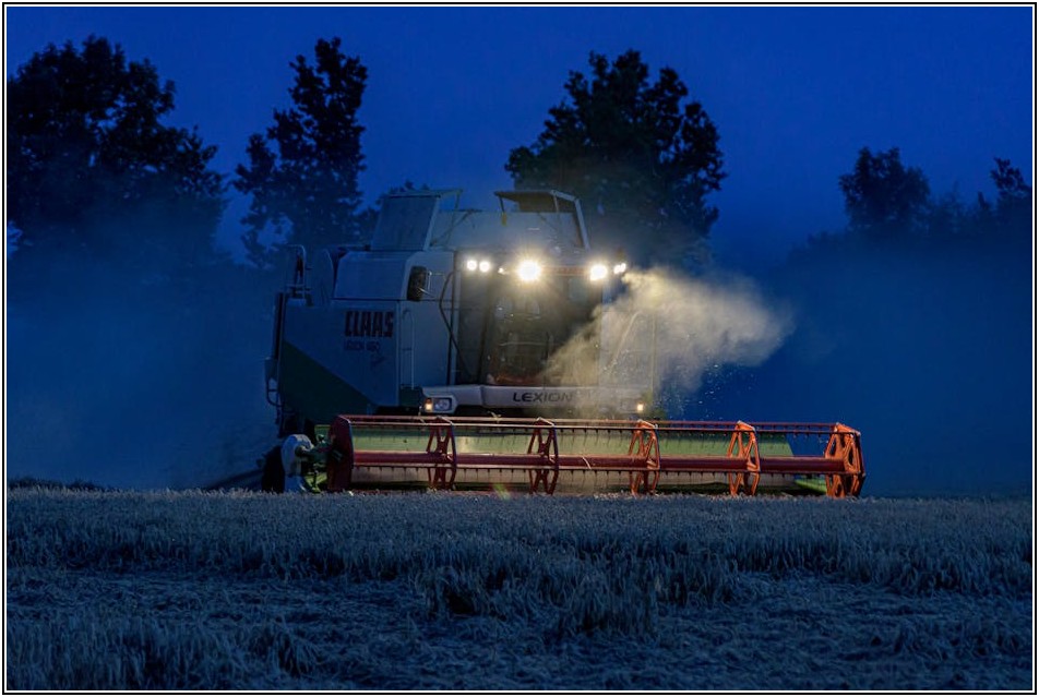 미래 농업의 핵심, 최신 농기계와 스마트팜 동향