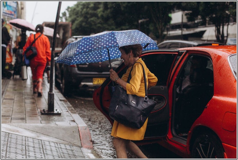 어깨끈 가방, 단순한 수납을 넘어 패션의 완성