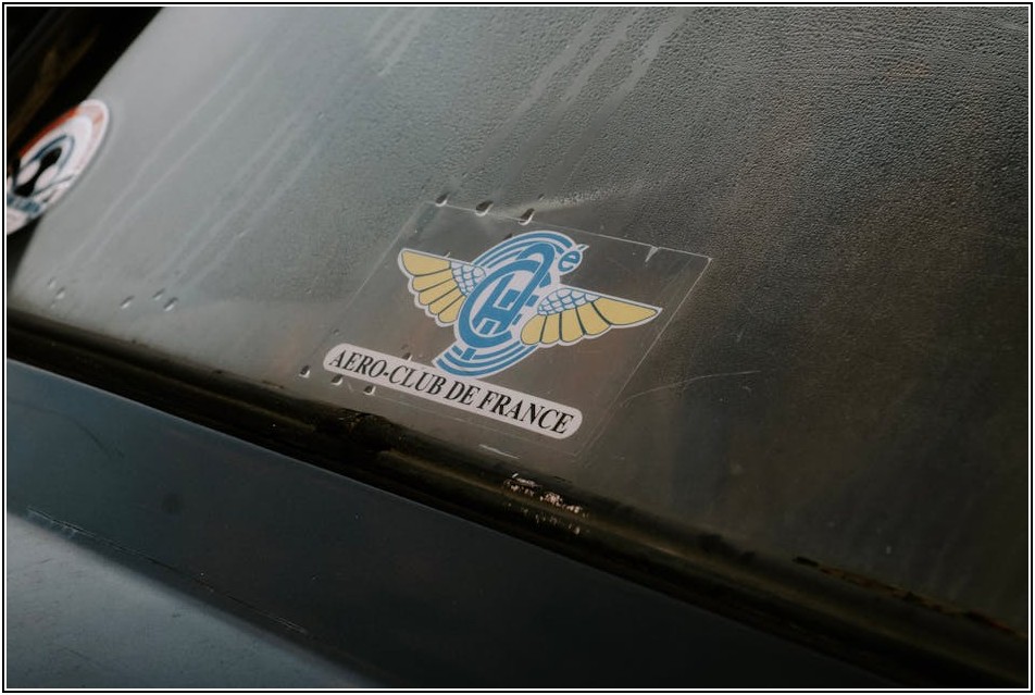 벽지 손상 걱정 NO! 그림 시트지 제거 완벽 가이드