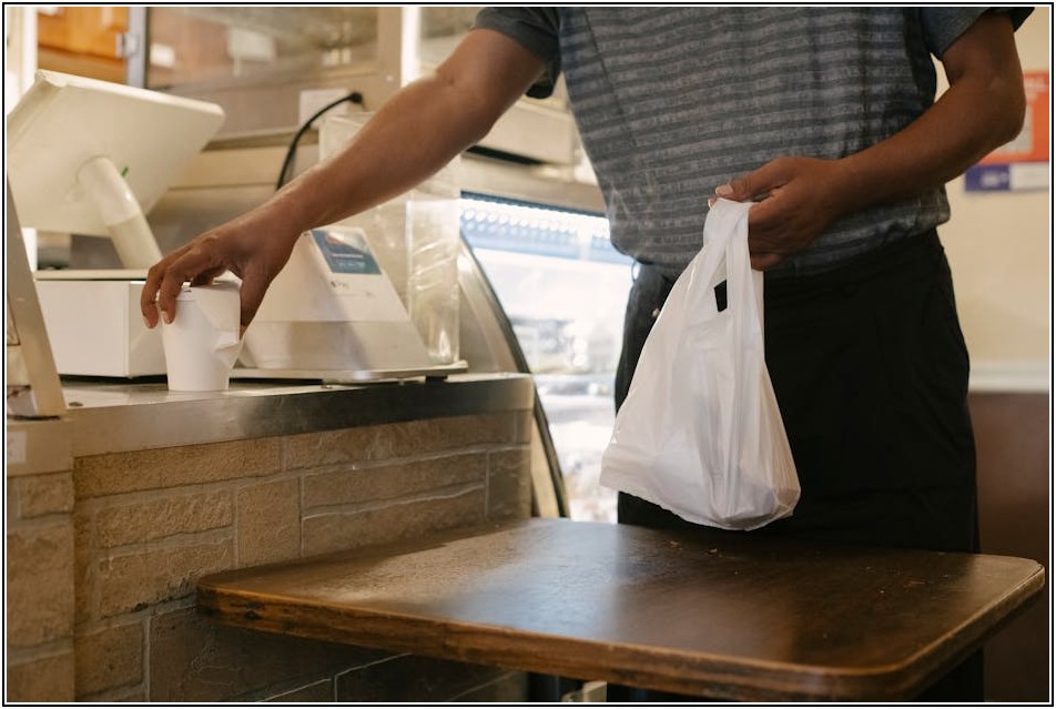 반짝이는 매력, 에나멜 가방으로 트렌디하게