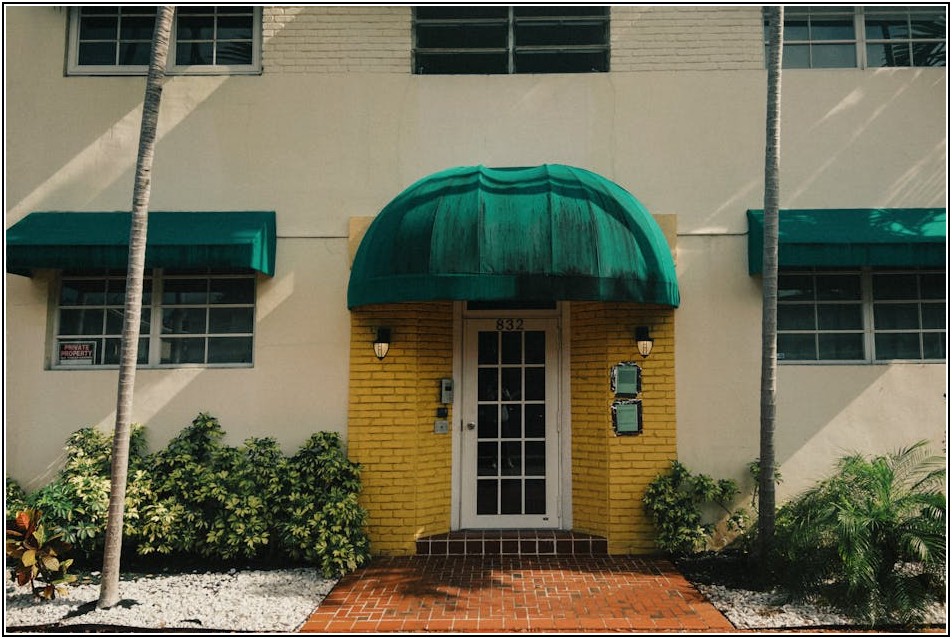 똑똑한 집 꾸미기: 창문 어닝으로 여름 햇빛 관리하기