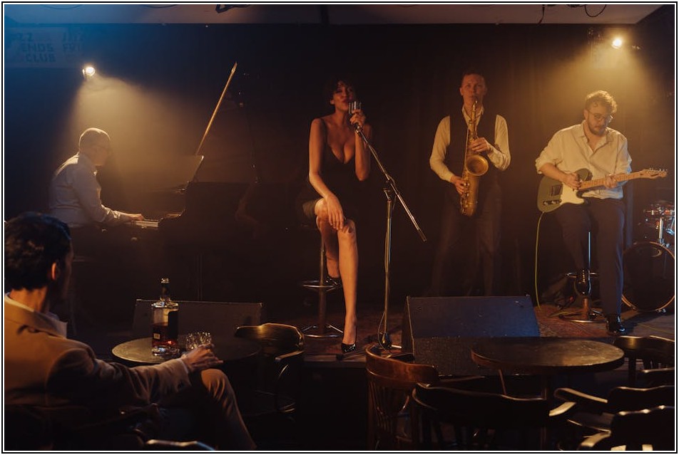 완벽한 무대 연출, 음향과 조명의 조화로운 시너지