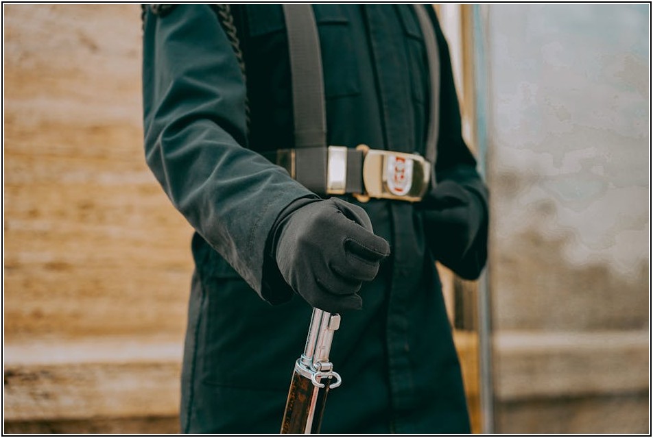 알찬 급여와 좋은 근무 조건, 아파트 경비원 되기