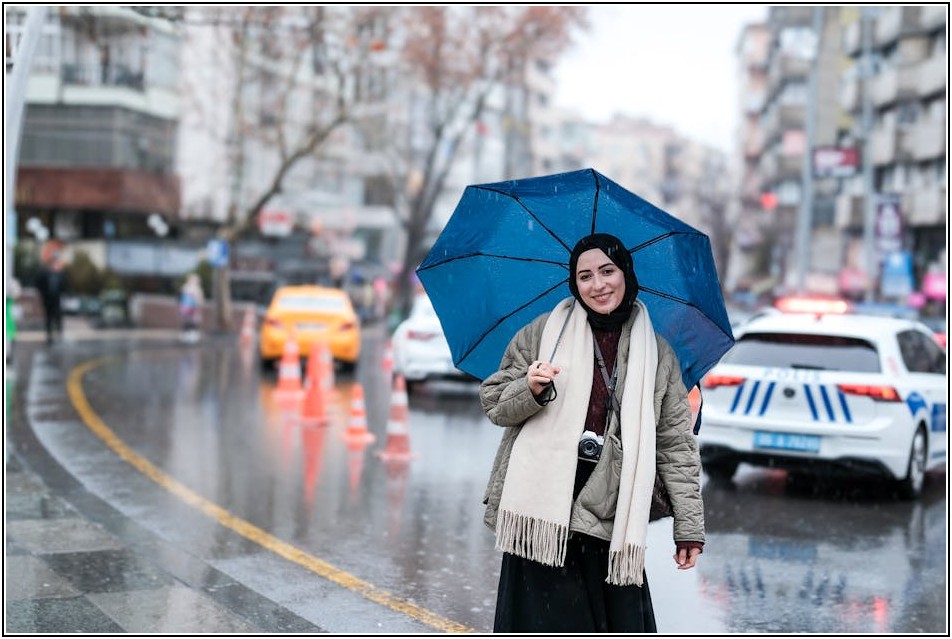 장마철 든든한 동반자, 여성 비옷 고르는 현명한 방법