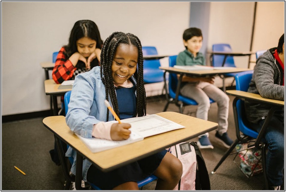 초등 영어 교과서, 딱딱한 공부가 아닌 놀이터로!
