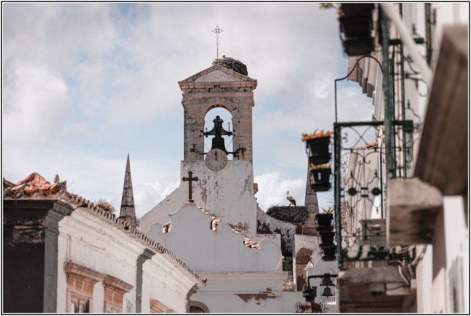 교회 종, 단순한 소리를 넘어 문화 예술의 중심지로