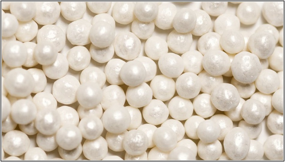 감각적인 소형 카페 인테리어, 테이블 의자 조명 필수