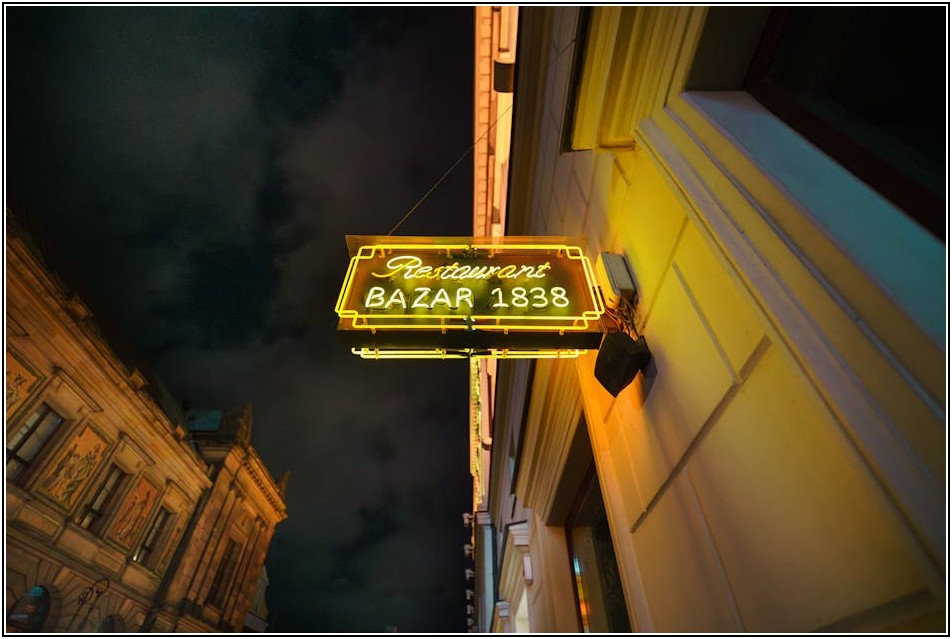 식당 간판, 제대로 만들면 매출이 달라진다