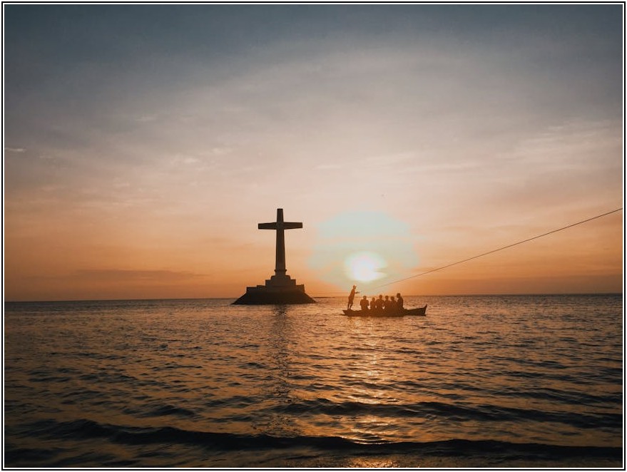 십자가 조명이 주는 특별한 감성, 제대로 활용하는 법