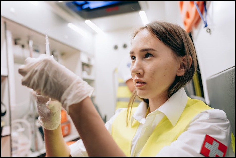 구급차 안, 생명을 살리는 응급 의료 장비 완벽 분석