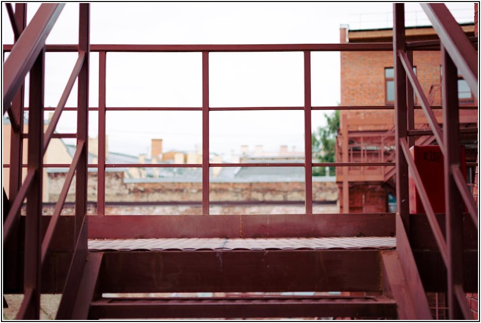 우리 집 계단에 생명을 불어넣는 핸드레일 소재 완벽 분석