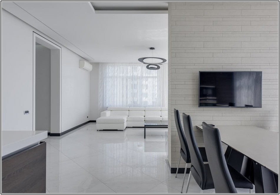 우리 집 거실이 갤러리로! LG TV 벽걸이 설치 완벽 분석